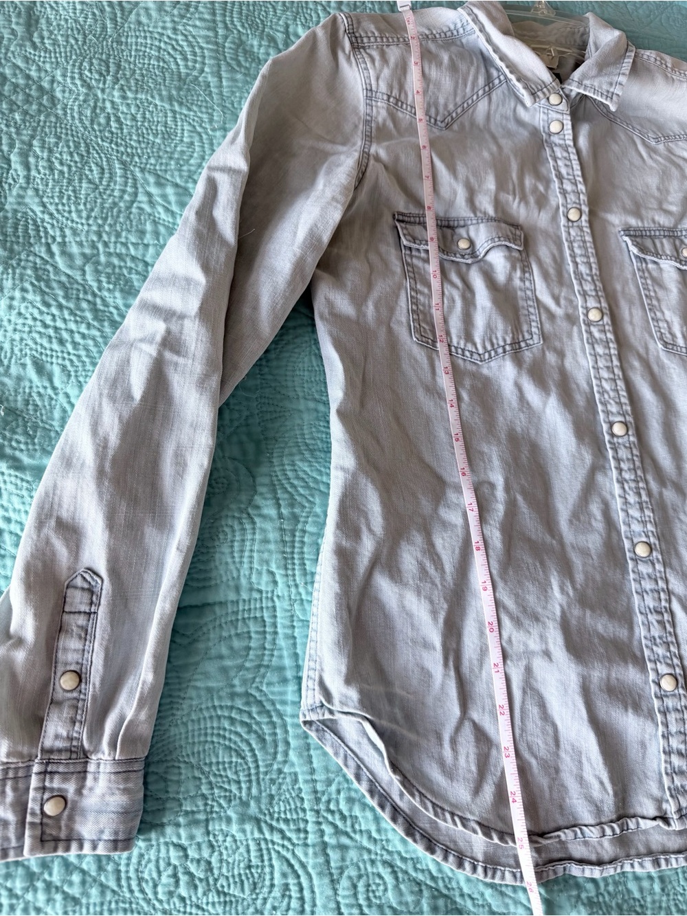 {American Eagle Outfitters} Light Wash Denim Blue Pearl Button-Down Shirt - Picture 13 of 15